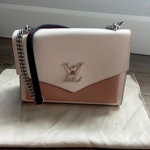 NEW Louis Vuitton MyLockMe BB
Handbag in colorway Rose Silk Quartz Calla